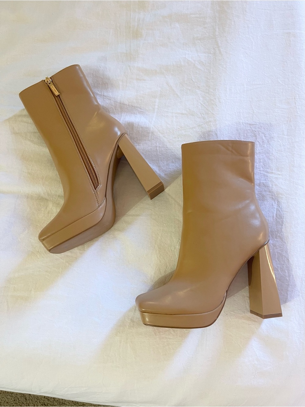 Gorgeous Elegant Tan nude faux leather chunky 90s Ankle Boots